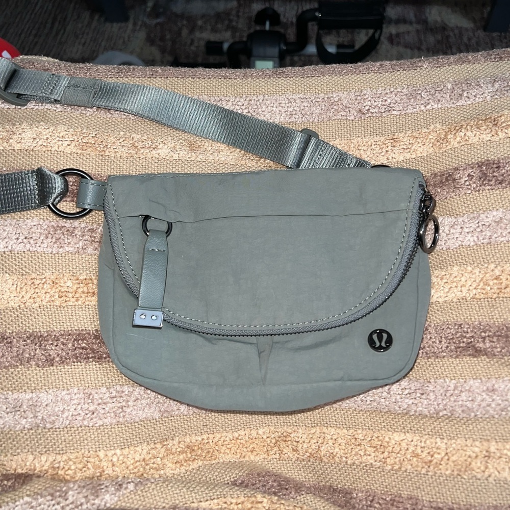 Lululemon green cross body with 3 pockets and adjustable strap!